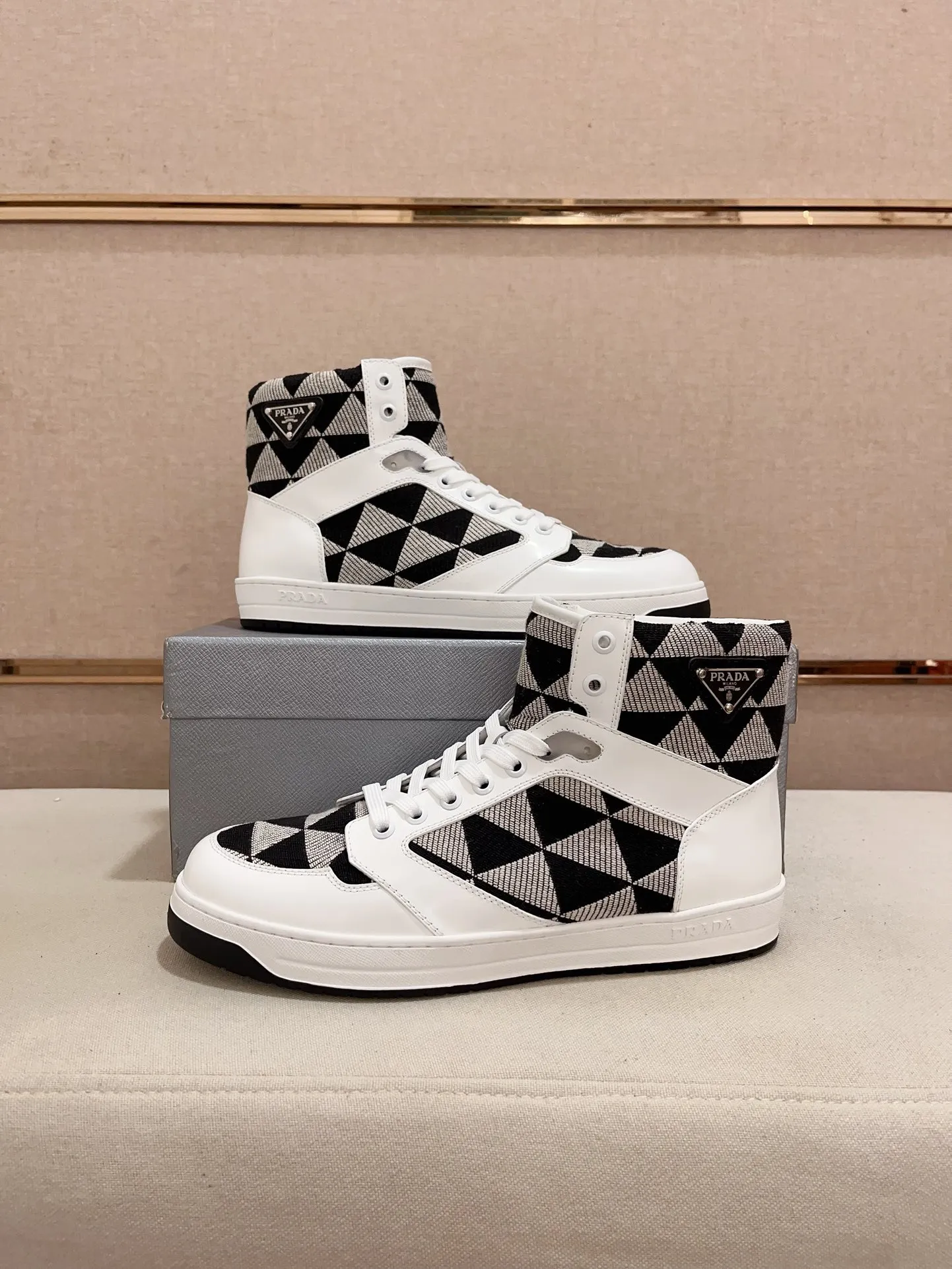 Men's shoes 💰 620💰 ✔️✔️✔️High-quality new PRADA counters are launched at the same time. The new men's shoes and 😘fabric are made of selected first-layer cowhide and triangle △ fabric. Lining: Full cowhide lining. 👍🏿 High-end ☄️ air-cushion molded anti-slip rubber outsole, exquisite lines, simple and elegant, comfortable and high-end for leisure travel. Code number: 38 to 44. 45 can be customized and cannot be returned or exchanged!